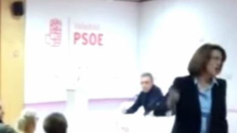 Soraya Rodr�guez abandona la sede local del PSOE entre acusaciones de �traici�n�