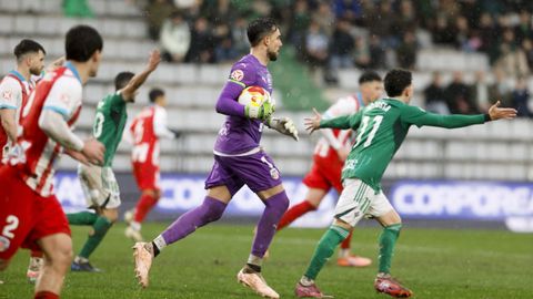 Marc Mart&iacute;nez se dispone a poner el bal&oacute;n en juego en el derbi entre Racing y Lugo en A Malata.
