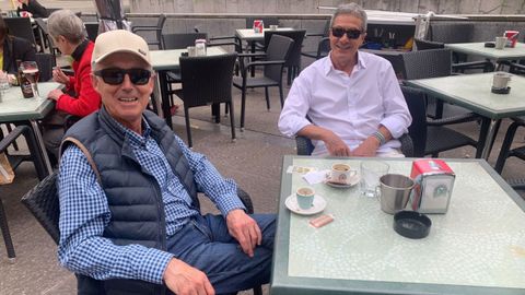 Javier Espina y Xuacu Vald�s en la terraza de la Chocolater�a Mayca