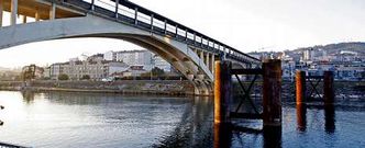Los viejos pilares del tren han sido desde hace mucho tiempo objeto del deseo de los grupos pol�ticos para habilitar un paso peatonal.