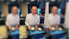 �De tapas por Galicia� ofreci� en Madrid durante los �ltimos d�as las recetas ganadoras de los cert�menes de tapas en las siete grandes ciudades de la comunidad aut�noma. El martes estuvo en uno de los centros comerciales del centro capitalino el chef �lvaro P�rez de ArteSana con su postre m�s reconocido, representando con �l a la mejor cocina de Compostela.