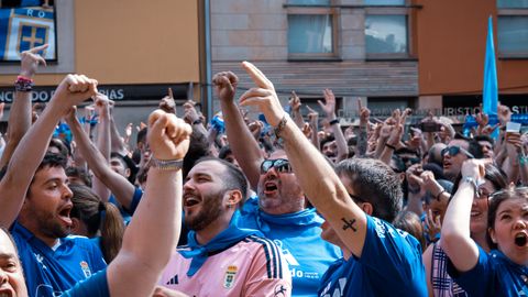 Cientos de personas durante la celebraci�n del ascenso a Primera Divisi�n del Real Oviedo