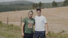 Alex y �scar frente al terreno recuperado para pastos