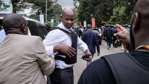 Miembros de las fuerzas de seguridad se aproximan a la zona donde se produjo la explosi�n y los disparos, en un hotel de Nairobi, en Kenia