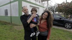 Vctor, Vernica y su hijo Ian en la casa de Bveda en la que acaban de instalarse