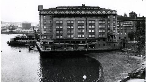 Unha foto dunha praia preto ao centro da Coru�a en 1964.
