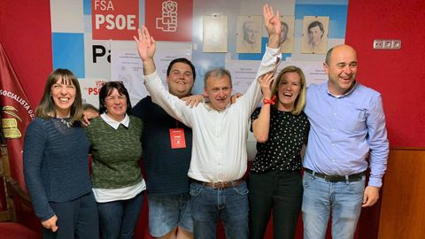 Emilio Garc�a Longo, enel centro, celebra los resultados electorales