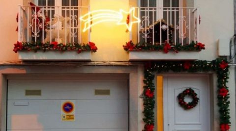 Parte de una de las fachadas que participan en el concurso de decoraci�n del Concello de A Fonsagrada