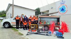 Autoridades y voluntarios presentaron ayer por la tarde en Malpica el equipo.