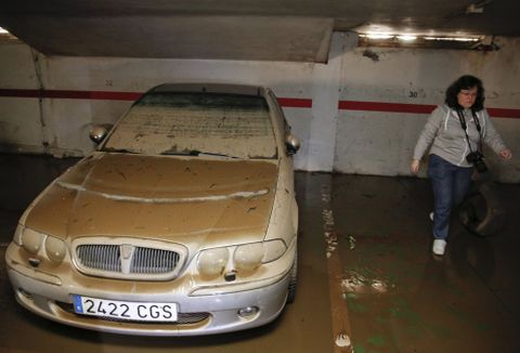 Coche atrapado en un garaje de A Lagoa 44, donde las puertas de algunos trasteros est�n bloqueadas.
