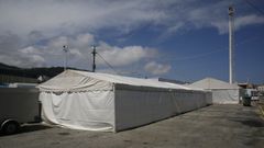 Dos de las cantinas de las fiestas, con la de O Pitero al fondo