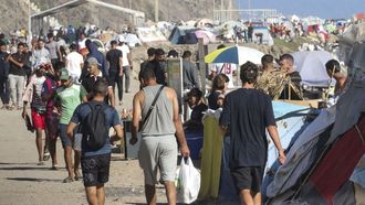 Centenares de migrantes en el entorno de la playa de El Trampol�n de Ceuta.