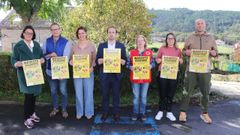 El alcalde de Lousame, Esteban Ares (en el centro), junto a varios concejales y representantes de la Cruz Roja de Noia, durante la presentación del magosto