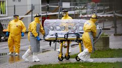 A su llegada al hospital de Vigo, el paciente fue recogido en una burbuja aislante en una camilla y fue atendido por personal con los trajes protectores que indican los protocolos establecidos.