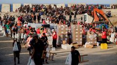 Una multitud de migrantes cerca de un punto de distribuci�n de alimentos en la playa del Trampol�n, en Ceuta.