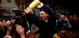 El cava corri� con frenes� en el bar Lino, de la parroquia de Ara�o, donde se repartieron 80 millones.