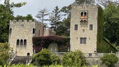 Desde que empez� la pandemia, el balc�n de la torre principal del pazo de Meir�s luce una bandera de Espa�a con un cresp�n negro