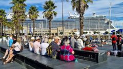 Imagen de turistas en el puerto de Vigo con el trasatl�ntico Sky Princess de fondo