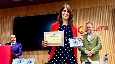 Marta Maes con el premio que le dieron en Oviedo.