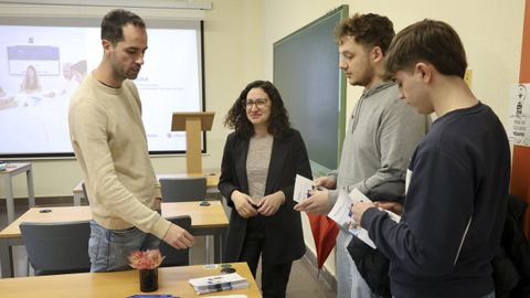 Cada una de las empresas participantes cont con un aula para recibir al alumnado, realizar entrevistas y recoger currculos. En la imagen, Ana Conde y Samuel Gonzlez, de Fridama, una empresa con oficina tcnica en Oleiros que precisa incorporar a su plantilla ingenieros elctricos y mecnicos.