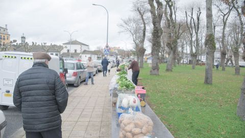 Puestos de productos agropecuarios, entre ellos aves, en el mercado semanal de Castro de Ribeiras de Lea a finales del 2022