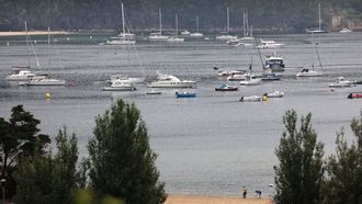 Decenas de embarcaciones de recreo fondearon el ltimo agosto en la playa de Arneles, en Aldn