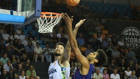 Arteaga y Felipe dos Anjos pugnan por un rebote en el partido de la primera vuelta