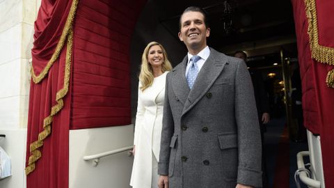 Ivanka Trump junto a Donald Trump Jr, otros dos de los hijos. 