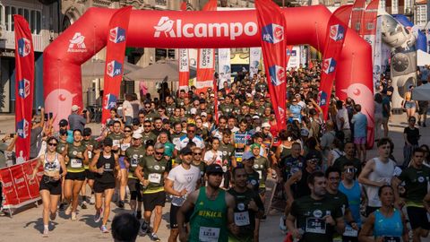 Los corredores, en el momento de tomar la salida en la Porta do Sol�este domingo por la ma�ana.