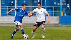 Guille Bernab�u trata de llevarse un esf�rico ante Claudio Medina