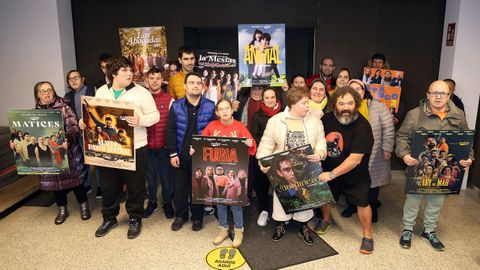 Los usuarios de Ambar con las portadas en la presentaci�n del calendario solidario-