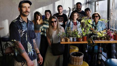 El camarero Edgar Reinal, del Pueblo Caf� Cultural, organiza un intercambio mensual de plantas y semillas. Ayer fue la segunda reuni�n