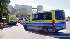 Varias ambulancias, en los accesos al servicio de urgencias de Montecelo, en Pontevedra