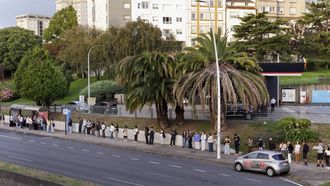 Largas colas de estudiantes esperan�el autob�s de la Universidade da Coru�a