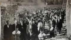 Unha fotografa da dcada de 1950 mostra unha procesin coa imaxe de san Brais nas festas da Virxe do Rosario da parroquia de Cereixa