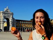 La gallega, en la Pra�a do Com�rcio, con los t�picos dulces lisboetas.