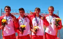 �lex Bern�rdez -izquierda- ayer con su bronce mundial en el podio del C-4 J�nior 500. 