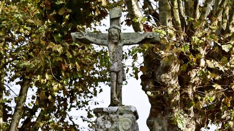 Cruceiro situado en el atrio de la iglesia parroquial
