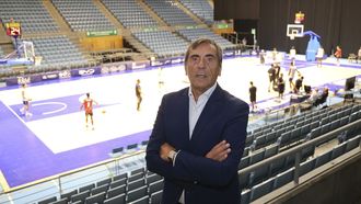 Julio Bern�rdez, en el Multiusos de Sar, que acoger� la Copa Galicia masculina.