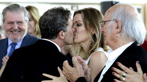 Banderas, felicitado por su pareja, Nicole Kimpel, en presencia de Mndez de Vigo y Carlos Saura