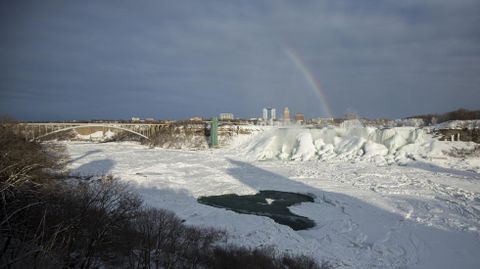 Las famosas cataratas del r�o Ni�gara, entre Estados Unidos y Canad�, est�n parcialmente heladas. 
