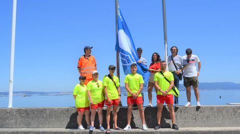 La playa de A Banda do R�o de Bueu ya luce bandera azul