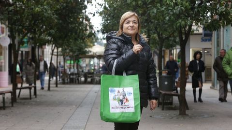Margot, con una bolsa que reivindica el buen g�nero que tienen los mercadillos.