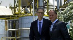 El embajador John Allen con el director de la f�brica de Louriz�n, Antonio Casal.