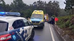 Accidente de una furgoneta que volcó en el nuevo punto negro de la carretera de Covas el pasado miércoles.