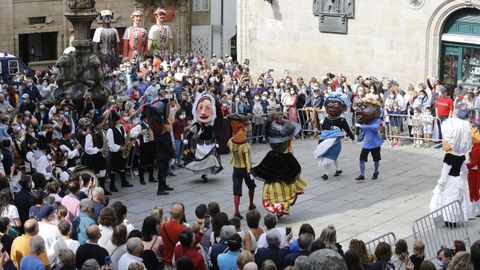 Un grupo de cabezudos baila en la plaza de Prateras