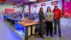 �ngeles Santos, directora de Recursos Humanos y Relaciones Institucionales de Genesal; Alejandra P�rez M�quez, alcaldesa de Bergondo; Julio Arca, belenista, y responsables de la empresa, con el espectacular nacimiento hecho con piezas de Playmobil
