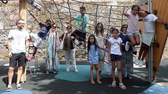 Las familias de acogida de Barbanza posaron con los niños saharauis en el parque de Rianxo
