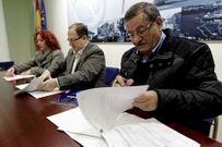 Garc�a, Blanco y Gonz�lez en la firma del convenio. 