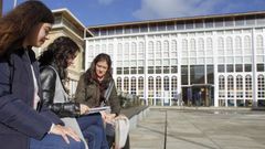 En la imagen de archivo, alumnas delante de la Facultad de Humanidades y Documentaci�n de Ferrol